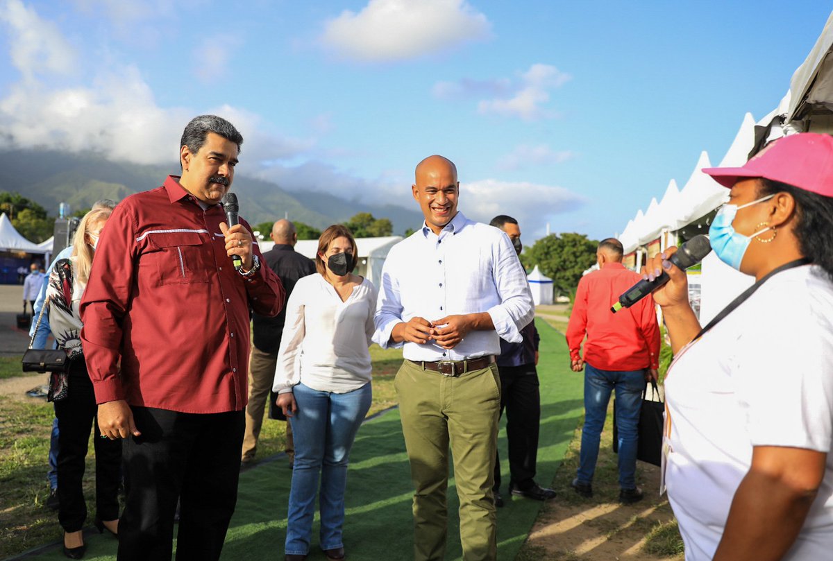 Recorrimos la exposición de las y los productores en la 1era ExpoFeria “Cacao y Ron Miranda 2022”, quienes están haciendo un trabajo hermoso por la recuperación de la economía venezolana.  En nuestro país se produce con la más alta calidad. ¡Venezuela lo que va es pa’ lante!