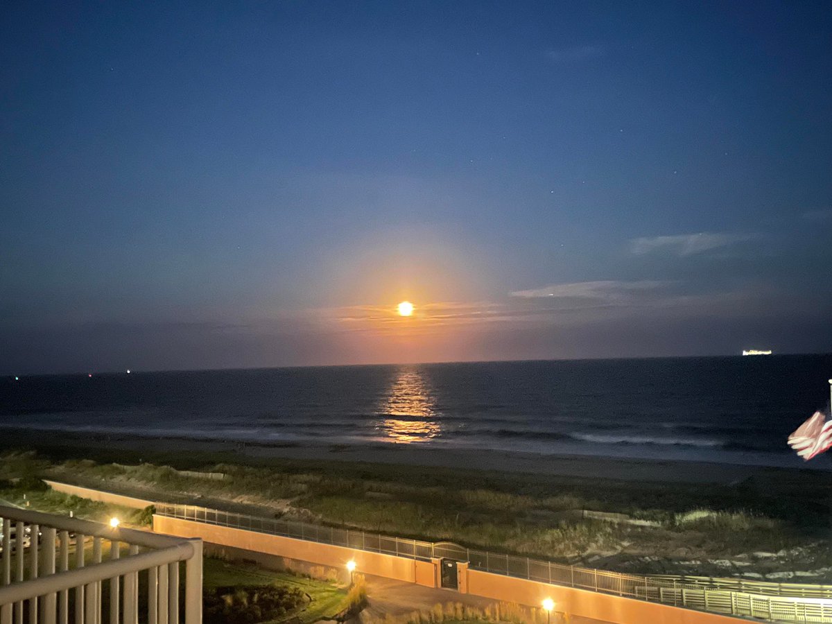 SamanthaAugeri's tweet photo. Lido Beach Supermoon by Steven Epstein! #fullthundermoon #n12stormwatchers @News12LI https://t.co/qobulQeQeL