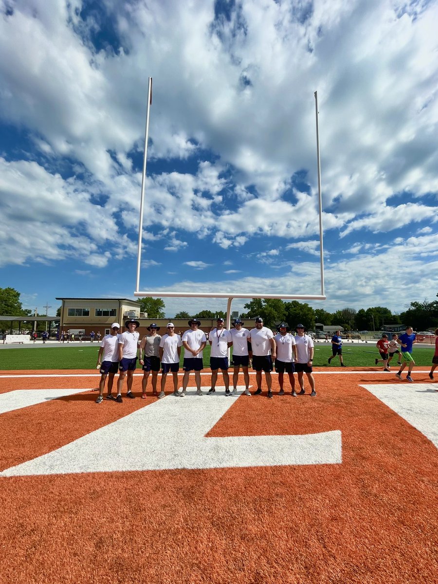 MMTHBuilt's tweet photo. 📍Cowboy Stadium in Abilene, KS

All the feels watching @WhItehair76 reunite with coaches, teammates, friends and family in his hometown. Proud to support the Cody Whitehair Football Camp! 🏈 https://t.co/Qud1uRdxEL