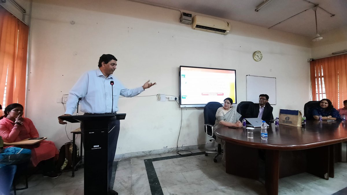 DOC_DSE_DU's tweet photo. Special Lecture on High-Quality Academic Writing &amp; Publishing: Editor in Conversation by Prof. Justin Paul organized by Department of Commerce.
@rtndrajayksingh @drjustinpaul 
#GuruPurnima2022 #ResearchWithImpact https://t.co/2z0UrNw63M