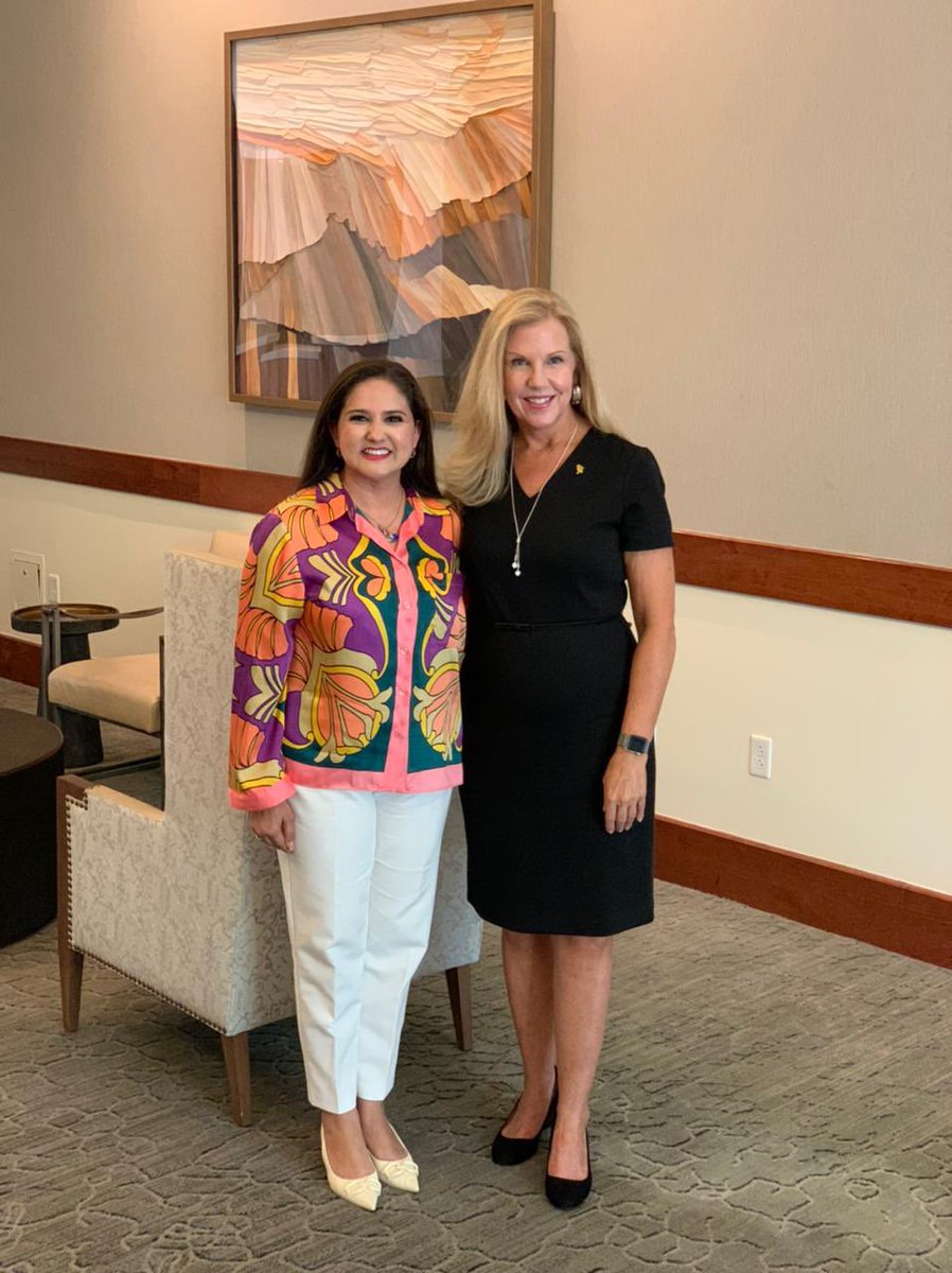 CelidaLopezc's tweet image. The Arizona Governor’s Conference on Tourism es una gran oportunidad para felicitar a @DebJohnsonAz por su extraordinario trabajo en Arizona al frente de la Secretaría de Turismo. Nuestros estados comparten historia, cultura y una economía dinámica.