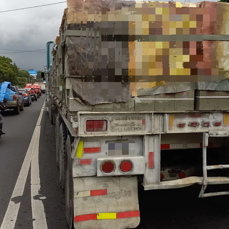 Colisión entre un  vehículo y cabezal kilómetro 8 en dirección a Carretera a El Salvador 

#PMTSCP apoyando en el lugar
#MunicipalidadDeSantaCatarina Pinula #SomosAmarillo #soluciona