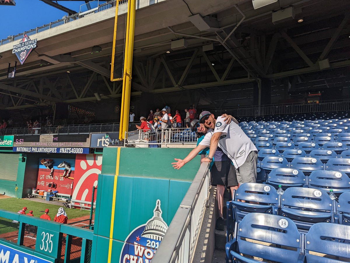 KT_Sue's tweet photo. Ready for game 2. #WHEREiROOT #gomariners #seausrise https://t.co/nMfqRFBr3S