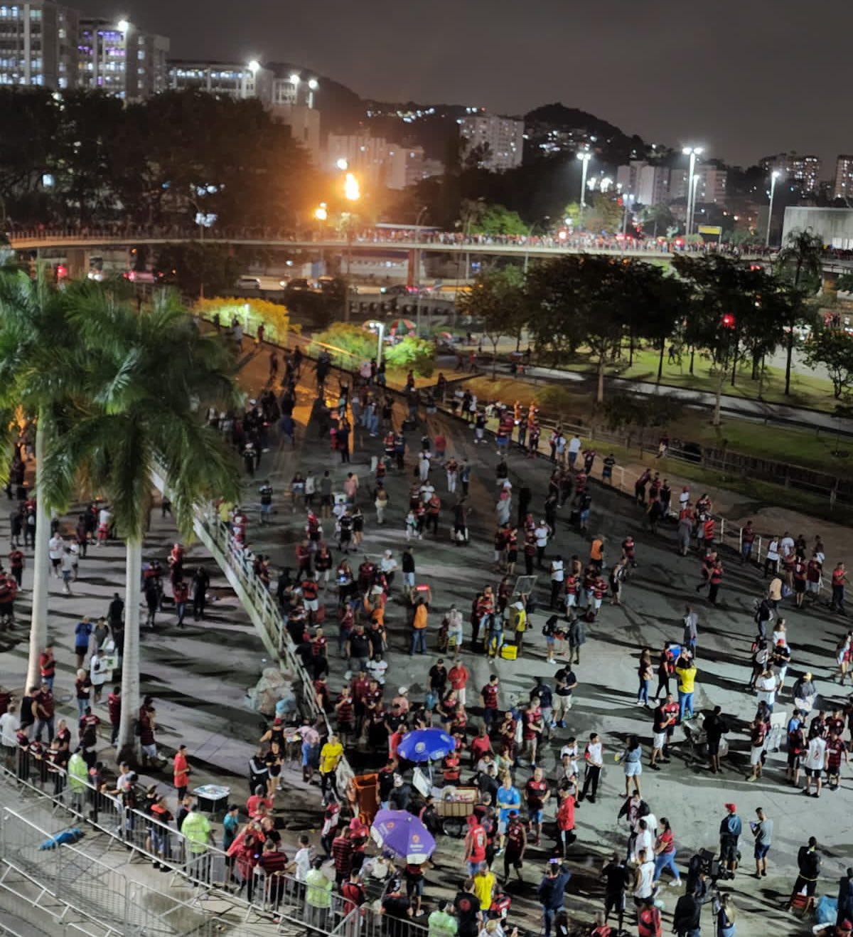 Clima tenso! Torcedores do Flamengo invadem Maracanã pelo setor Norte