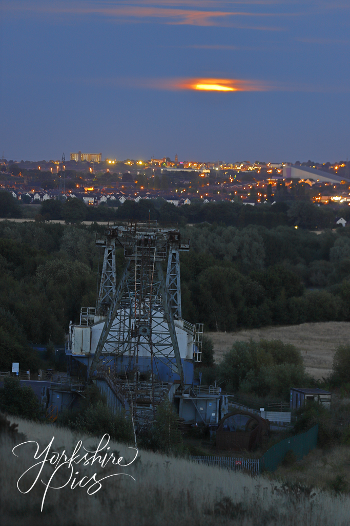 Lee_Collings74's tweet photo. Typical astronomical event weather. Tonights supermoon was just a glow behind clouds by the time I saw it well over the horizon. @JonMitchellITV https://t.co/WnMC6mGFm2