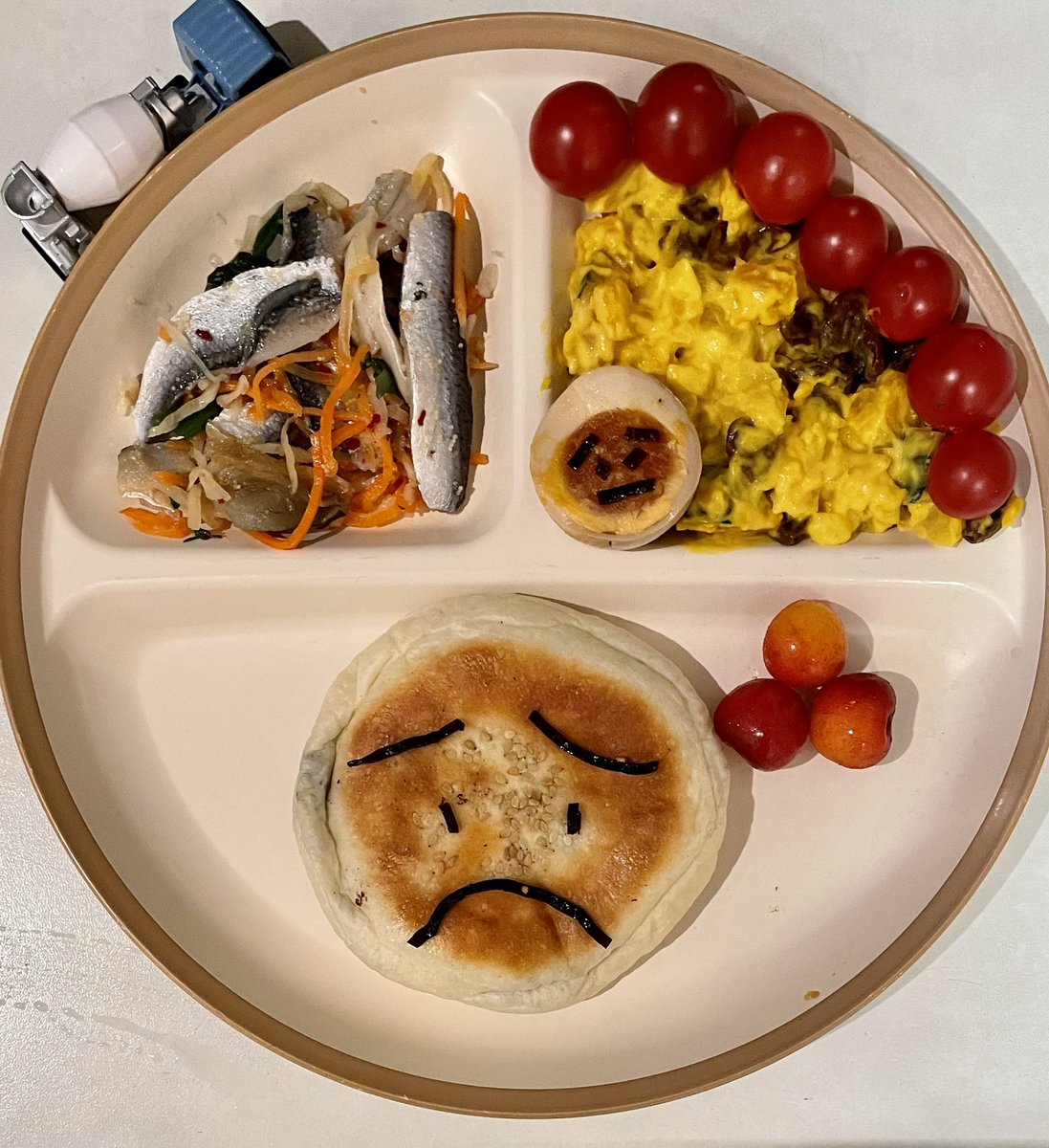おはようございます😃
今日の朝ご飯は、ベルクの野沢菜おやき、南瓜サラダ、ままかりの南蛮漬けです🎃
昨夜は優しいお言葉沢山ありがとうございました🙇‍♀️
早く寝ましたが、体調回復できませんでした😢
食欲ないので少しだけ食べてお仕事頑張ります💦
今日もよろしくお願いいたします🙏
#パン好き