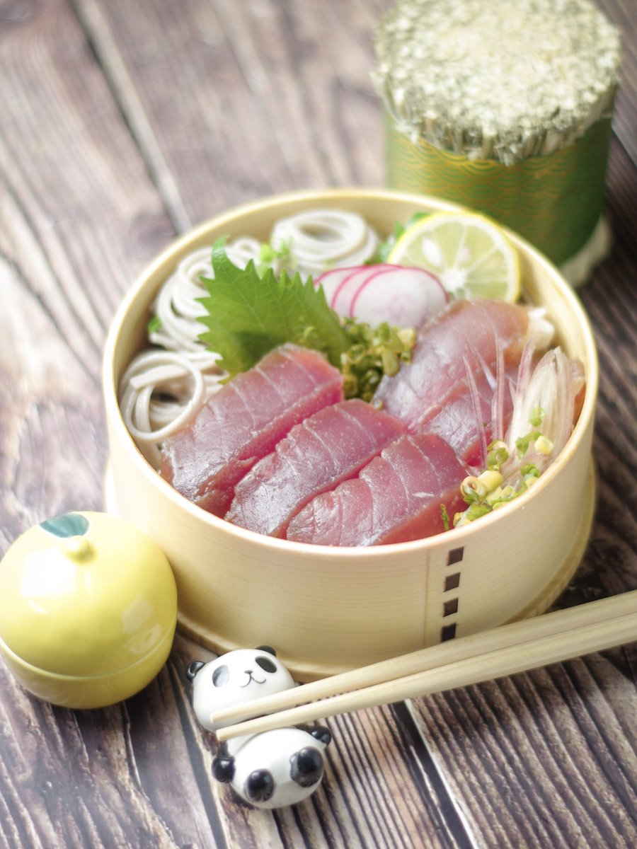 🗝真夏の寿司と蕎麦弁当

今日は上下左右を保冷剤で囲んで出撃するよ♪

昨夜スーパーに寄ったらメバチマグロの刺身が70%OFFにまで下がっていたので、漬けダレを作り一晩漬け込みました

この時期ナマモノ持っていくのは気が引けるけど、ヅケにしてると少しだけ罪悪感が薄れる(笑)

#お弁当
#鍵ゴチ
