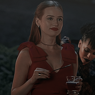 MadameSkeeter's tweet photo. 𝐕𝐈𝐒𝐓𝐎: El verano ha llegado, pero no es lo único que sube la temperatura. Polly Chapman sabe pasarselo bien, y vestida de rojo nos sentimos en un infierno mortal, pero, ¿quién es su victima y por qué la mira con tanta fogosidad? ¡Es James Sirius Potter! https://t.co/rqFVY8OXWZ