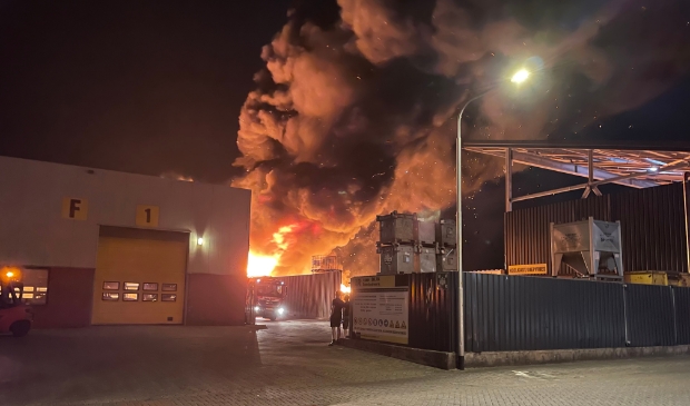 DeStadskoerier's tweet photo. Zeer grote brand op industrie Genemuiden  -  https://t.co/3pRj0lwjDX https://t.co/qRZ0M3UOhQ