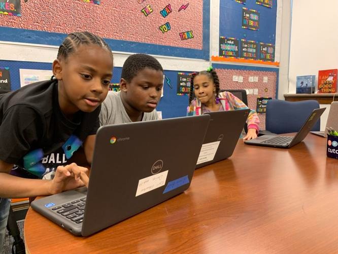 .<a href="/JCPSKY/">JCPS</a> buying Chromebooks with built-in cellular service to boost access for students: wdrb.news/3PnIK4T | @KevinWheatleyKY