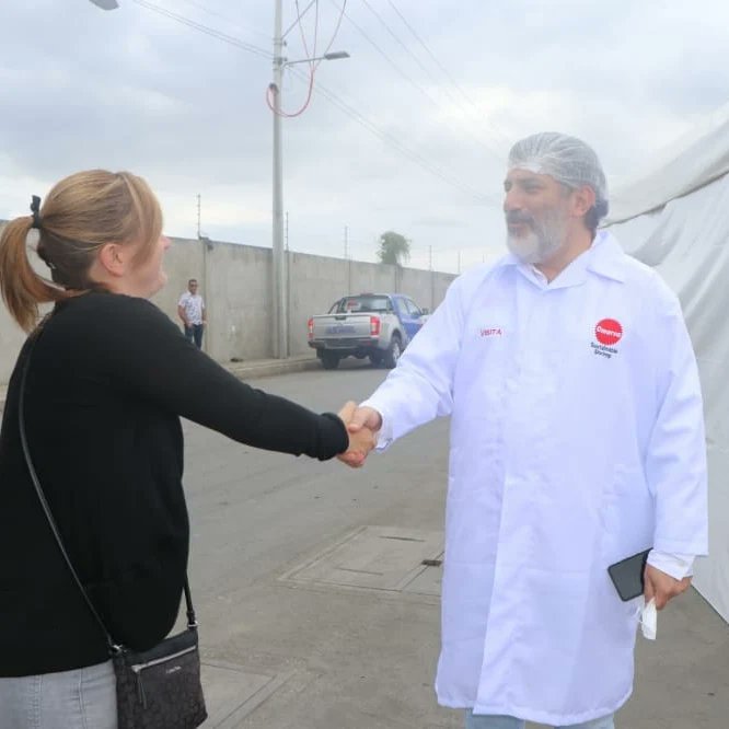cnaecuador's tweet photo. ESTA TARDE | #Omarsa recibió la visita de los representantes de supermercados y food services de Norte América para conocer sus 2 plantas de procesamiento de camarón ubicadas en el cantón Durán, provincia del Guayas @SShrimpPartner @ASC_aqua https://t.co/J5HpoLkouv