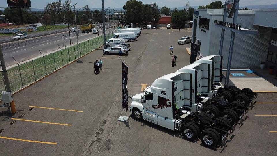 DidierRT's tweet photo. #ExpressMG #Cacesa #Renovación 
En entrevista reciente con @GrupoT21, @enriquexmg comentó que la firma se orientaría a la renovación de la flota para apoyar la productividad de sus clientes. Ahora incorpora 3 tractocamiones LT.
@martin1191 @EXPRESSMG https://t.co/d46xibDDv7