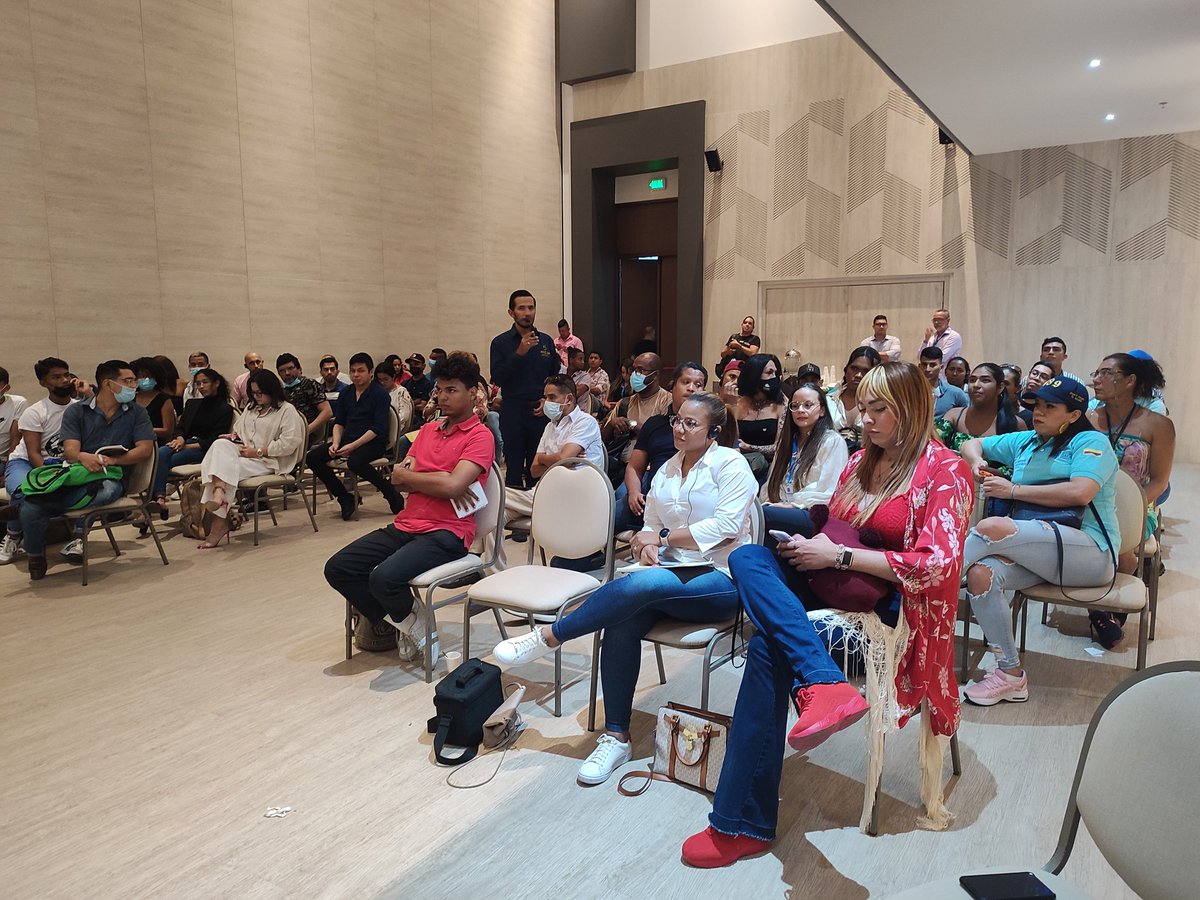 🏳️‍⚧️"No dejes que te etiqueten. Somos más que personas trans, nosotras podemos tener habilidades políticas. Debemos persistir y resistir. Además de visibilizarnos y mostrar que estamos trabajando", @vkolakowski