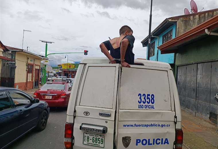 - nos vemos hoy?
- no puedo me agarro la policia
- tengo la casa sola
-