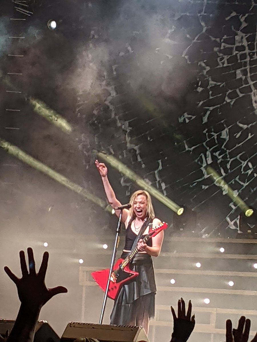 AmyMLee5's tweet photo. The only singer that can successfully sing Dolly Parton's/Whitney Houston's I Will Always Love You and Skid Row's Slave to the Grind. #badass @LZZYHALE @Halestorm https://t.co/0sZg8Wld25