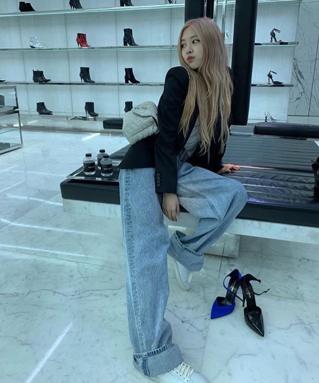 rshourly's tweet photo. #로제 #ROSÉ https://t.co/kfWs38i6or