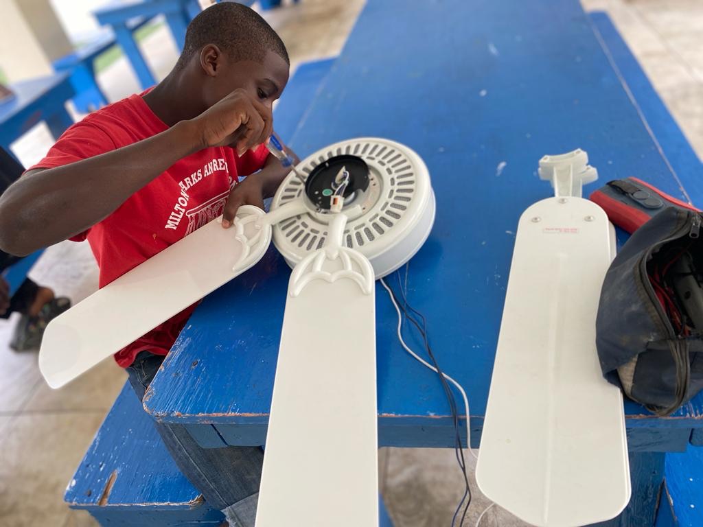 BeLikeBrit's tweet image. Dave was learning how to do basic electrical work on the fans and lights with Walter. The kids really enjoy learning new skills. He was a natural!
#learnbydoing #learnbyexample #livingandlearning #nextgeneration #leaders #haiti