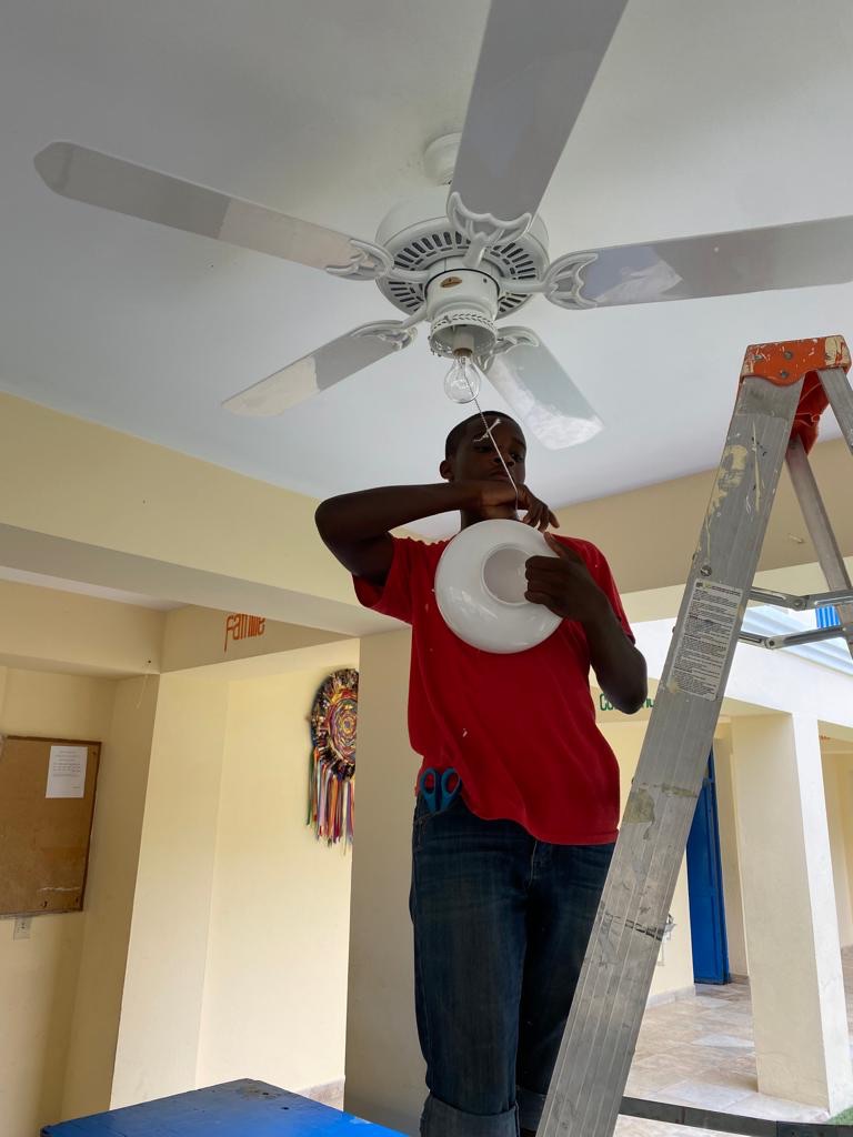 BeLikeBrit's tweet image. Dave was learning how to do basic electrical work on the fans and lights with Walter. The kids really enjoy learning new skills. He was a natural!
#learnbydoing #learnbyexample #livingandlearning #nextgeneration #leaders #haiti