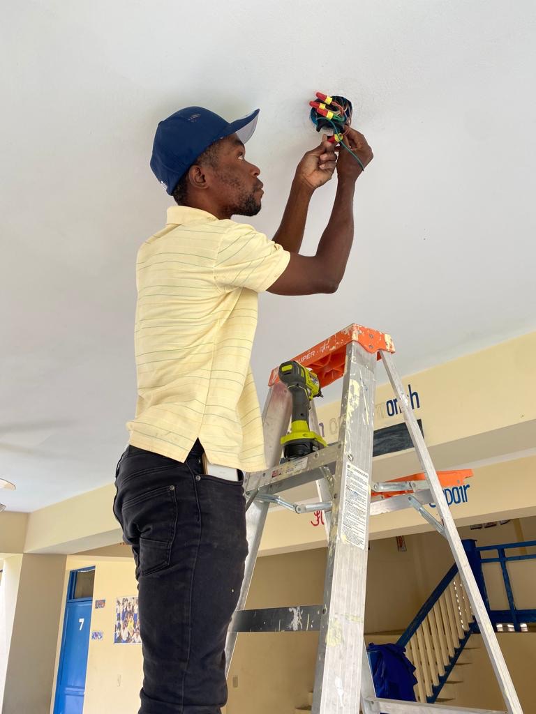 BeLikeBrit's tweet image. Dave was learning how to do basic electrical work on the fans and lights with Walter. The kids really enjoy learning new skills. He was a natural!
#learnbydoing #learnbyexample #livingandlearning #nextgeneration #leaders #haiti