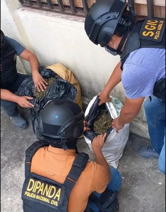 otonielrivera32's tweet photo. #CARCHA: Policías de #DIPANDA han identificado a dos hombres de 31 años, en la aldea Pajal, San Pedro Carchá, Alta Verapaz,
porque aparentemente llevaban dos costales con posible ilícito, en este momento en espera del MP y SGAIA para la prueba de campo.
Se ampliará https://t.co/asLgTe6Geb