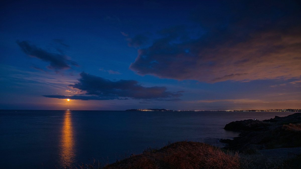 Supermoon over Dublin Bay and Howth Head tonight
#supermoon #SuperLuna #dublin #ireland #photography <a href="/LoveFingalDub/">Love Fingal Dublin</a> <a href="/LovinDublin/">Lovin Dublin</a> <a href="/DiscoverIreland/">Discover Ireland</a> <a href="/discoverfingal/">DiscoverFingal</a> <a href="/Fingalcoco/">Fingal County Council</a>