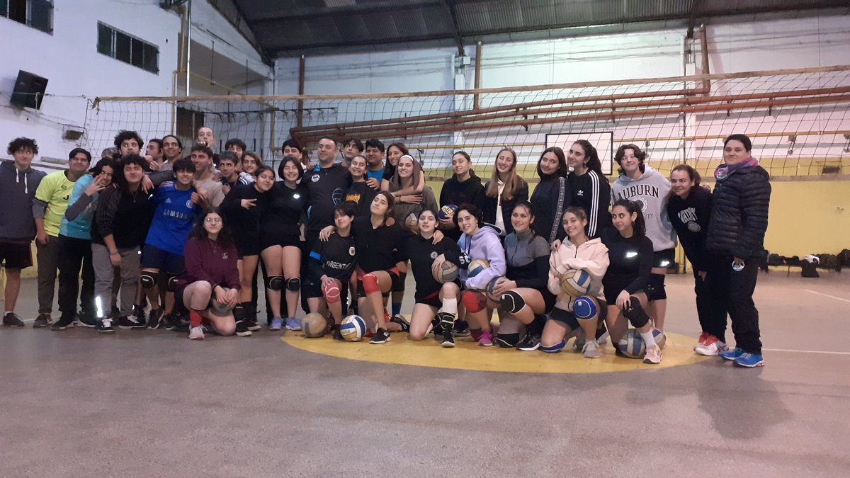 FenixVoleyMdP's tweet image. Ya arrancamos el entrenamiento en la @EEST5MDP con los equipos femeninos y masculinos! 💪🏽🏐