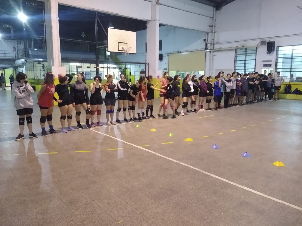 FenixVoleyMdP's tweet image. Ya arrancamos el entrenamiento en la @EEST5MDP con los equipos femeninos y masculinos! 💪🏽🏐