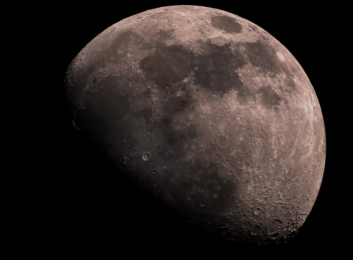 Luna del 9 de Julio del 2022. Es la composición de 11 teselas y procesado de 173 Gb de fotos!!Para verla en alta resolución vayan a mi página de Flickr!! flic.kr/p/2nxUwxS
Espero que les guste!! 🌜 🔭