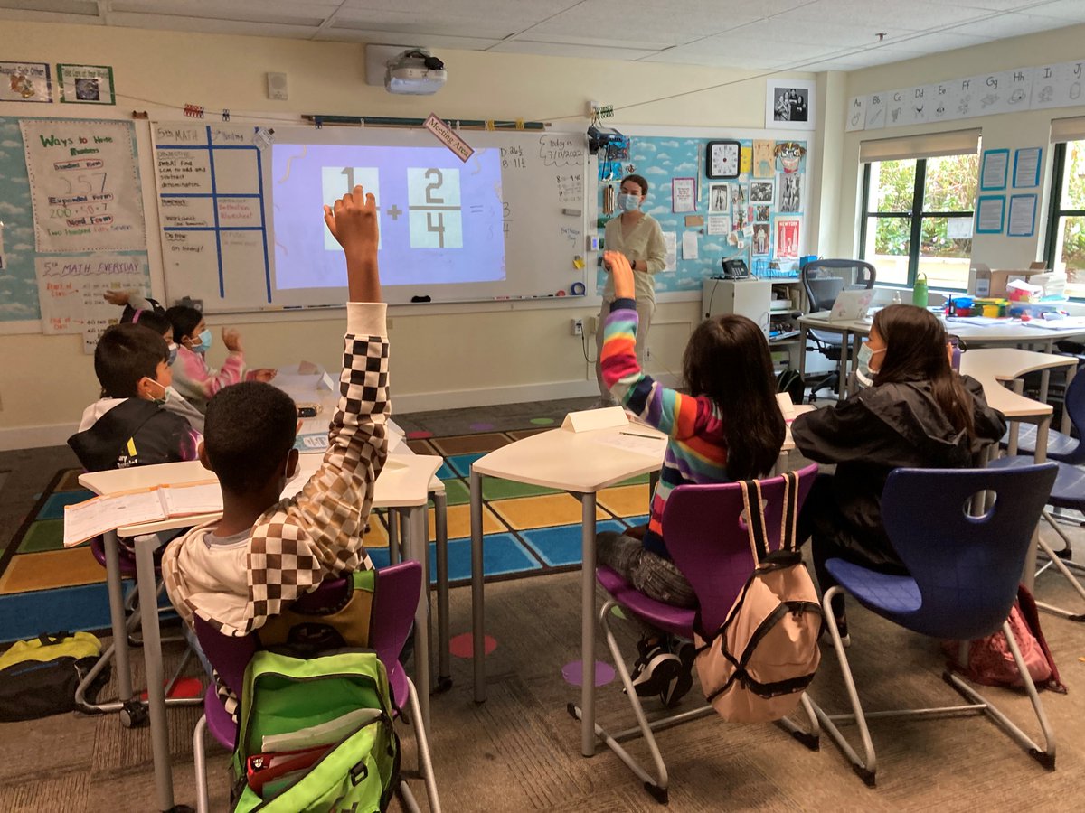 SF_DCYF's tweet image. Today our grantee @BreakthroughSF celebrated #NationalSummerLearningWeek by hosting a Visitors Day showcasing how their students and Teaching Fellows are keeping learning alive during the summer. Visitors received a tour of science and math classes for 3rd to 8th grade students.