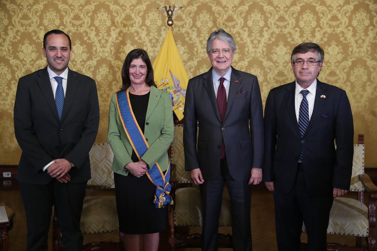 LassoGuillermo's tweet photo. Ecuador y Canadá llevan 62 años de relaciones diplomáticas y hoy nuestros vínculos están en su mejor momento. Gracias por la labor emprendida desde la embajada @CanadaEcuador estimada @Sylvie_Bedard, condecoramos su trabajo por potenciar las relaciones entre naciones. https://t.co/ZeEb2u43tM