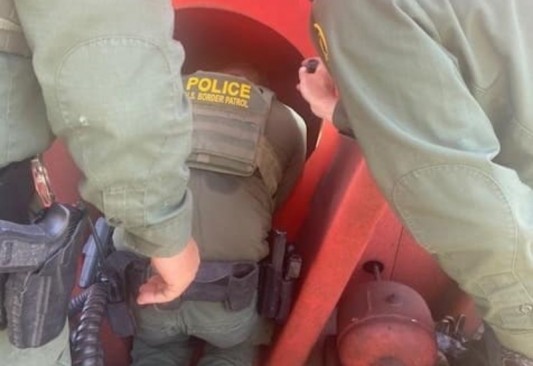 ¡Dramático rescate! Indocumentados se salvan de morir asfixiados en vagones del tren en Texas larancheritadelaire.net/3aEORmD
