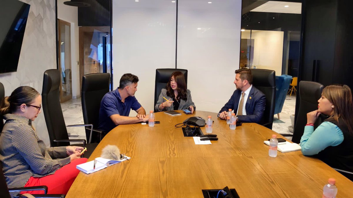 Agradecemos al Director de la Oficina <a href="/SRE_mx/">Relaciones Exteriores</a> en #Tijuana <a href="/EdgarGlezSabin/">Edgar Gonzalez</a> su buena disposición y deseos de colaboración con los organismos empresariales en los trámites que realicen para sus empleados y ejecutivos. La <a href="/SecEconomiabc/">Secretaría de Economía e Innovación</a> trabaja de la mano con dependencias federales.