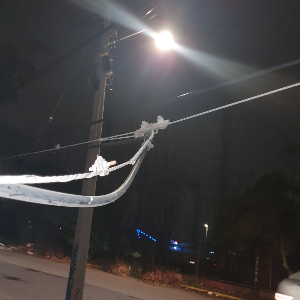 robcam02's tweet photo. Hola @TomasVodanovic @Reclamos_SMAPA
En la tarde SMAPA hizo trabajos en calle Taklira c/Callejón los perros y la retroexcabadora botó unos cables  y quedaron muy bajos  encima de la reja de un vecino, nos preocupa que sean cables eléctricos. Por favor gestionar solución urgente https://t.co/1jngyTCNAw
