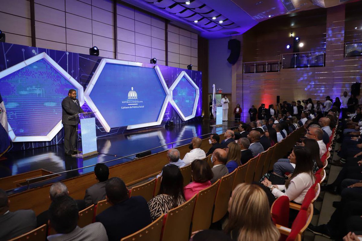 Buscando mejorar y modernizar los servicios del Sistema de Protección Social, en beneficio de los dominicanos/as, hoy el @GabSocialRD lanzó la primera «Plataforma de Interoperabilidad» del sector Social, en el país y El Caribe, encabezada por el Pte. @LuisAbinader y @TonyPena__.