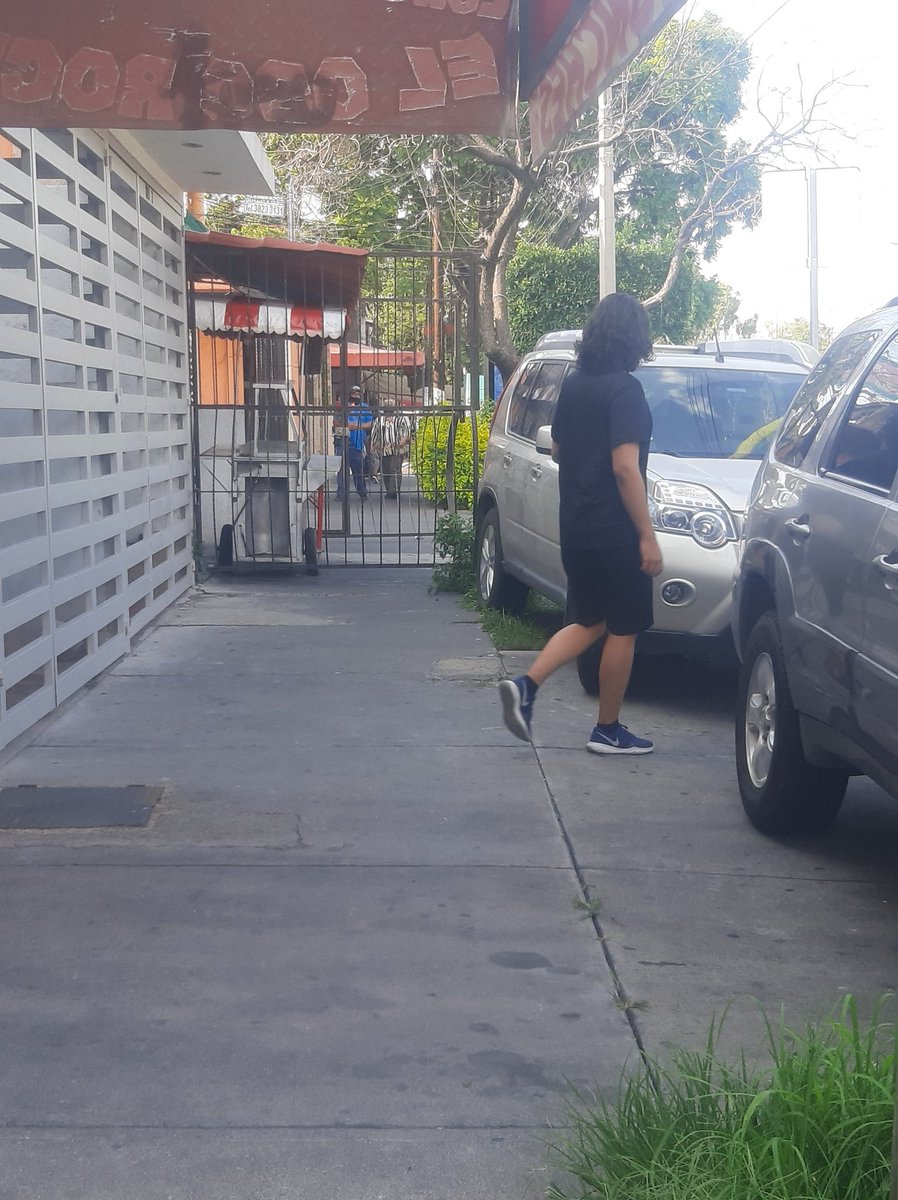 Yimboo007's tweet photo. @Trafico_ZMG En plutarco Elías calles y Puerto Melaque 1 puesto de tacos, tapando la banqueta la gente tiene que bajarce a la calle para poder pasar ayuda porfavor https://t.co/XkC4kDfVmb