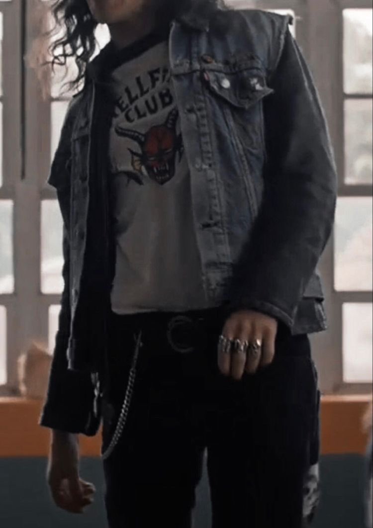 percysbaby's tweet image. Eddie Munson

• 23 anos
• Terceiro ano da faculdade de cinema.
• Conseguiu uma bolsa de estudos por renda na faculdade de Columbus.
• Vira e mexe vai pra Hawkins ver seus antigos amigos e jogar D&amp;amp;D com eles.
• Participa do clube de literatura da faculdade.