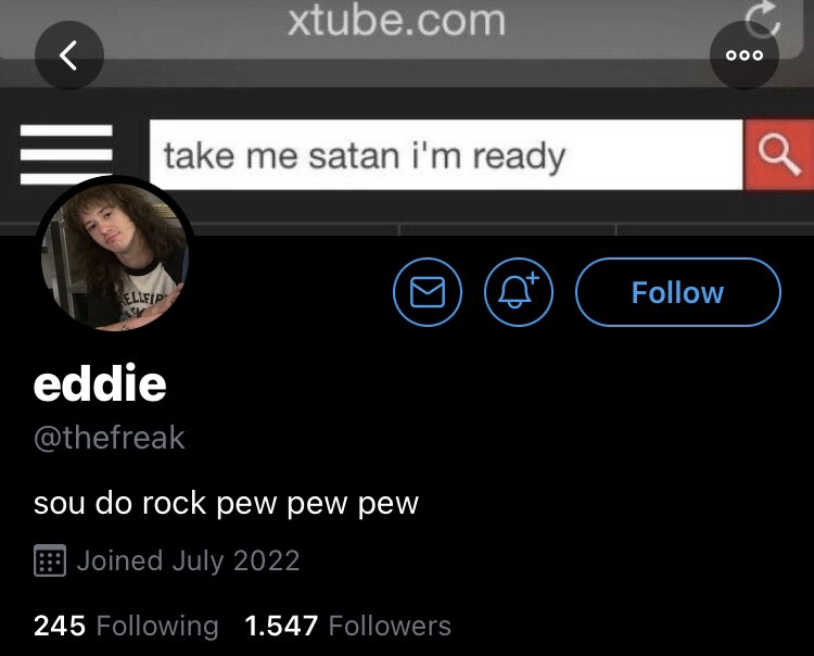 percysbaby's tweet image. Eddie Munson

• 23 anos
• Terceiro ano da faculdade de cinema.
• Conseguiu uma bolsa de estudos por renda na faculdade de Columbus.
• Vira e mexe vai pra Hawkins ver seus antigos amigos e jogar D&amp;amp;D com eles.
• Participa do clube de literatura da faculdade.