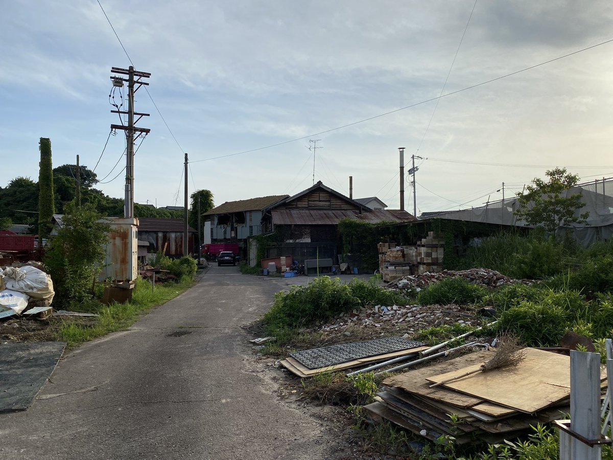 Golden_Lucky2's tweet photo. 20世紀少年（映画）のロケ地となった常滑の建物が、1つ消えます。第3章で改良型2足歩行ロボットに破壊された建物が、今リアルに解体されてます😭 https://t.co/jdAEds1Zy9