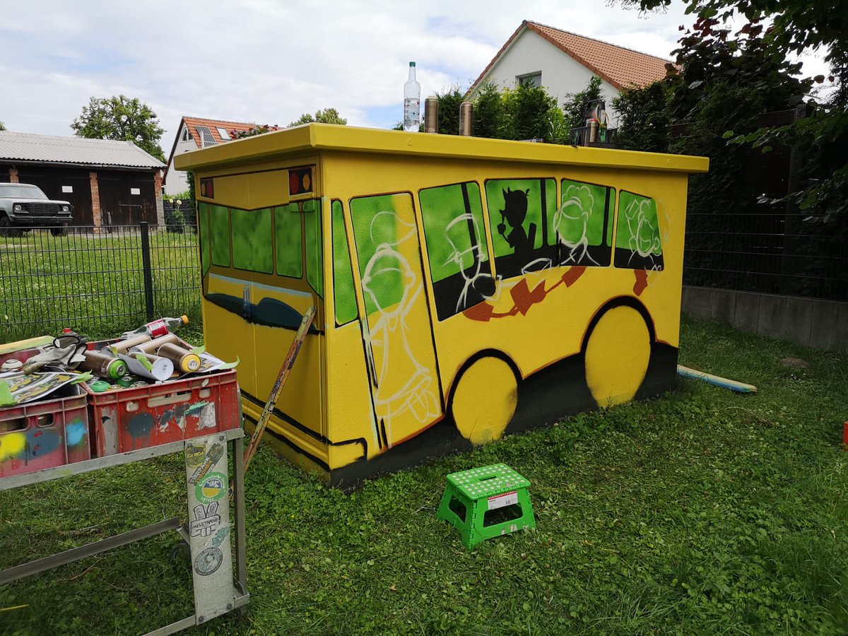 CoraLandshuter's tweet photo. Schöne #Sommerferien mit dem #Coolbus aus #Erkerode #Lucklum #Trafokunst https://t.co/ujVn8akgBG