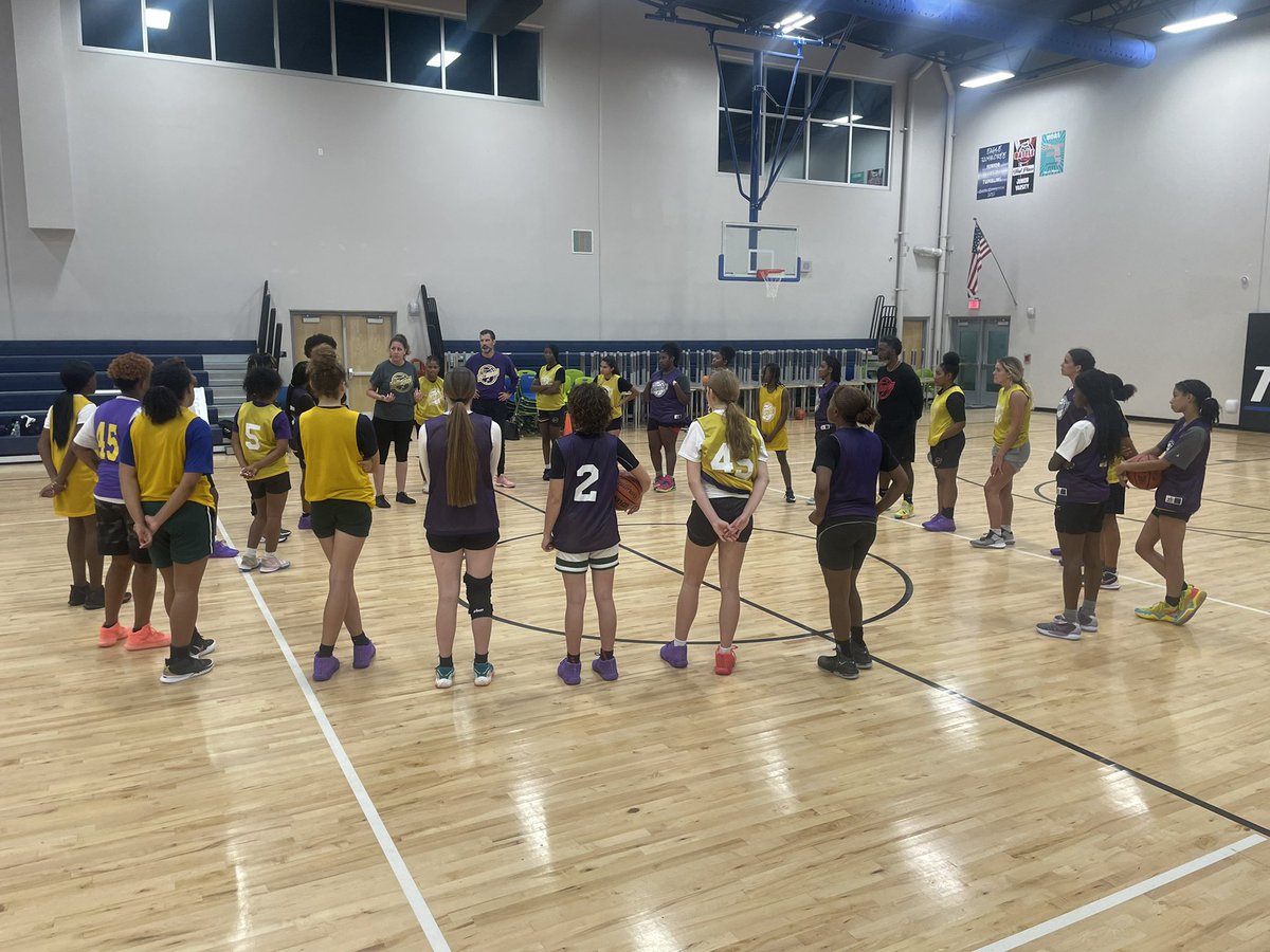 Great practice tonight 💪🏾😎
.
.
Take advantage of this moment because we can’t get it back 💜💛🗣