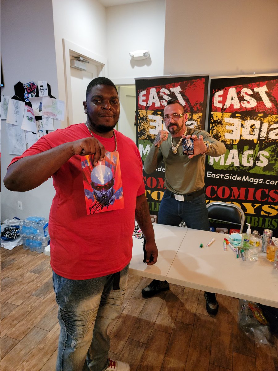 Guys!!! I met the most popular! The greatest! The Goat of all Power Rangers!! JDF aka Tommy!! Got 2 autographs and a pic!! HE SIGNED AN OFFICIAL 1ST EDITION POWER RANGERS COMIC!!
#MMPR #LOTWHITEDRAGON #JDFPPP #JDF #MORPHINTIME #RAGETHEORY #FINALBOSS #HITS