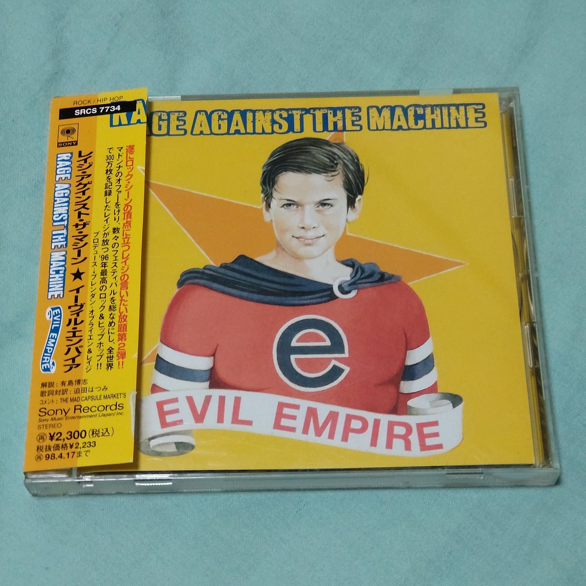 XmugLwwY8PlmunH's tweet photo. 《本日の通勤電車内音楽🎧》
『イーヴィル・エンパイア/レイジ・アゲインスト・ザ・マシーン』(1996)
2ndにして、唯一のセルフ・プロデュース作品
永野の「僕はロックなんか聴いてきた」でも取り上げられ、第1回フジ・ロックでの興奮が記載されていた
久々に聴いてみる
#Rage_Against_The_Machine https://t.co/OttnHT8WYe