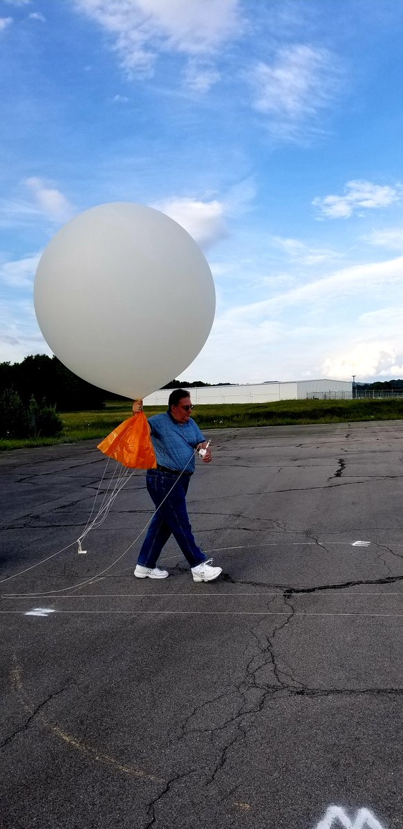 NWSBlacksburg's tweet photo. Quiet weather for the evening balloon launch here in Blacksburg, VA. We launch our weather balloons twice per day, 7AM and 7PM, the data used as input into the models for national weather prediction. #vawx #nws #upperair https://t.co/WhbysBEPez