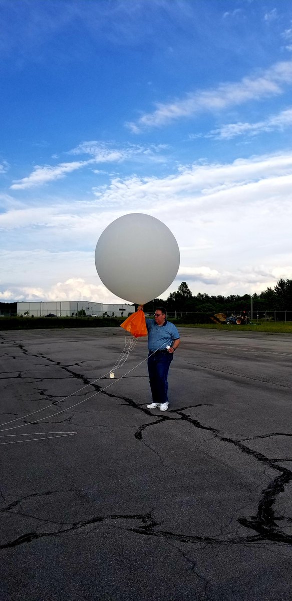 NWSBlacksburg's tweet photo. Quiet weather for the evening balloon launch here in Blacksburg, VA. We launch our weather balloons twice per day, 7AM and 7PM, the data used as input into the models for national weather prediction. #vawx #nws #upperair https://t.co/WhbysBEPez