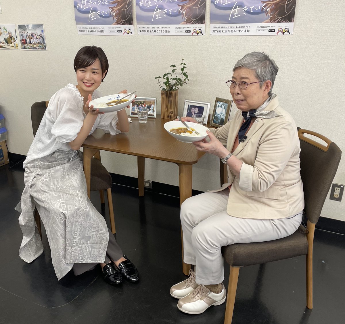 mitobira's tweet photo. 【X BORDERS】第２回・スタイリングのご紹介
中澤さんの首元には白×紺のツイリースカーフ
傷ついた子どもたちを包みこむやさしさを
“凛と彩る”コーディネート���す
表地は白×シルバーの光沢ある布に精緻な幾何学模様が織り込まれ、裏はネイビーブルーの縞の布地
（益満さんのスカートとお揃いです） https://t.co/G5AGmo8rJM
