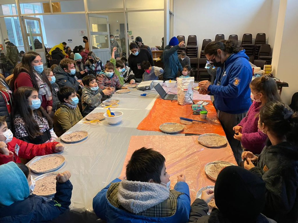 ExploraMaule's tweet photo. 🥰 Estamos felices !!
👩🏻🧑🏻Hoy 150 niñas y niños de #Cauquenes 🙌 participaron en #AstroMaker 🚀 donde aprendieron sobre astronomía junto a astrónom@s del #CATA y @astroudec⭐️
🪐 Muchas gracias @MuniCauquenes por el trabajo en conjunto para acercar la #CyT a la comunidad. https://t.co/BgLJWcdiQQ