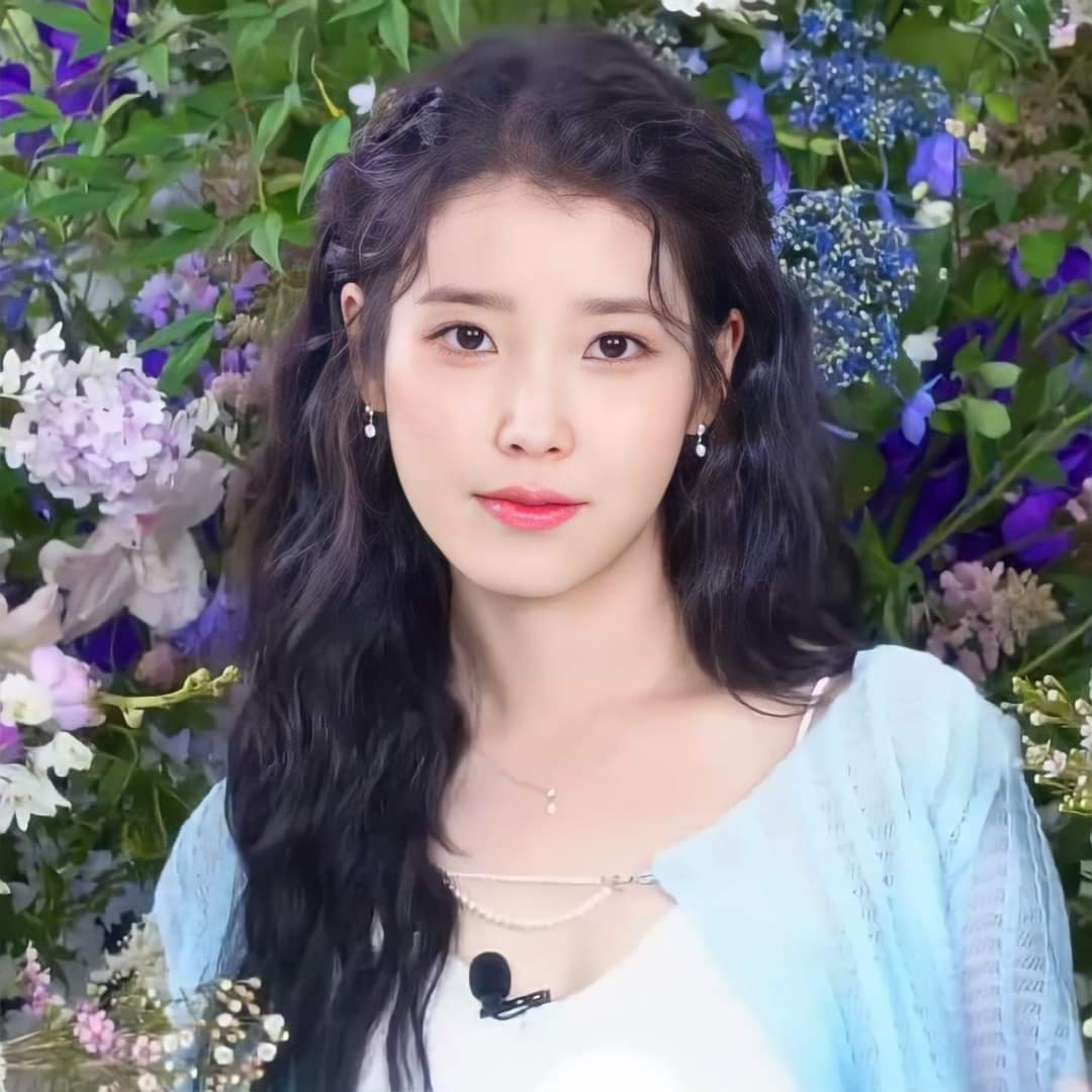 jidongchu's tweet photo. SHE'S SO PRETTY, RIGHTTTT 💜🤍✨

#IU #아이유 #이지은 #cttop https://t.co/IedOzOoRqQ