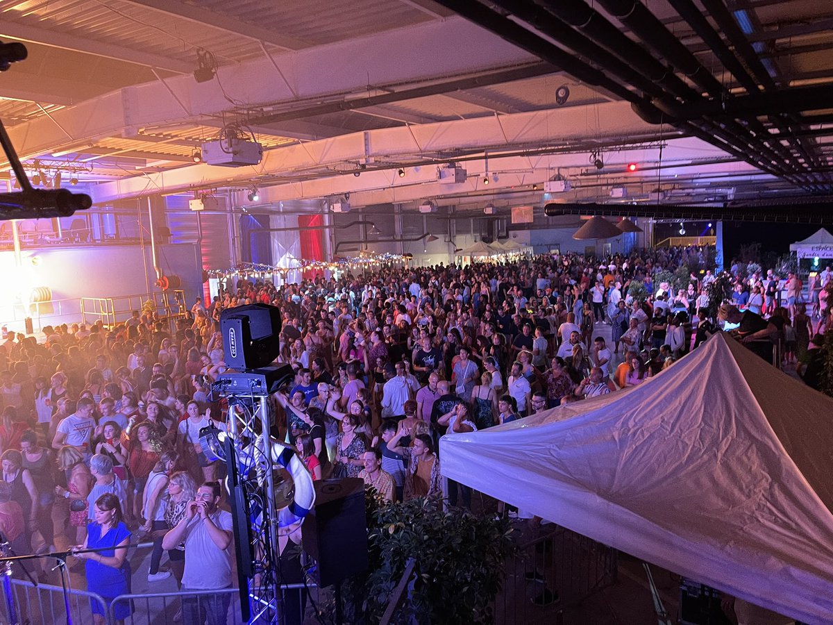 GilAverous's tweet photo. 👨🏻‍🚒🕺🏻🇫🇷Énormément de monde au bal des @pompiers36 de @Chateauroux36 ! https://t.co/9Ap9WGHnIF