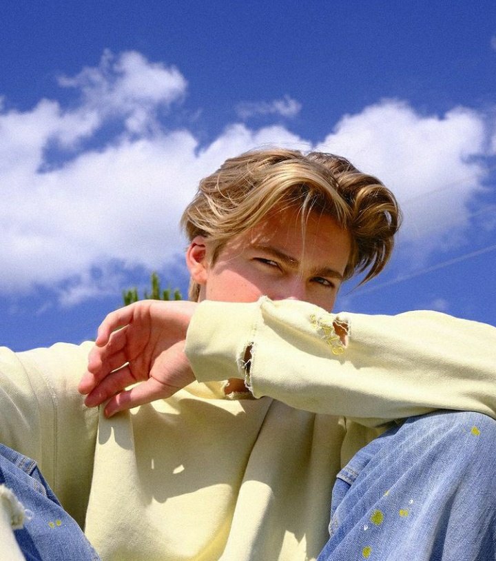 xvnderjames's tweet image. blue skies blue thoughts