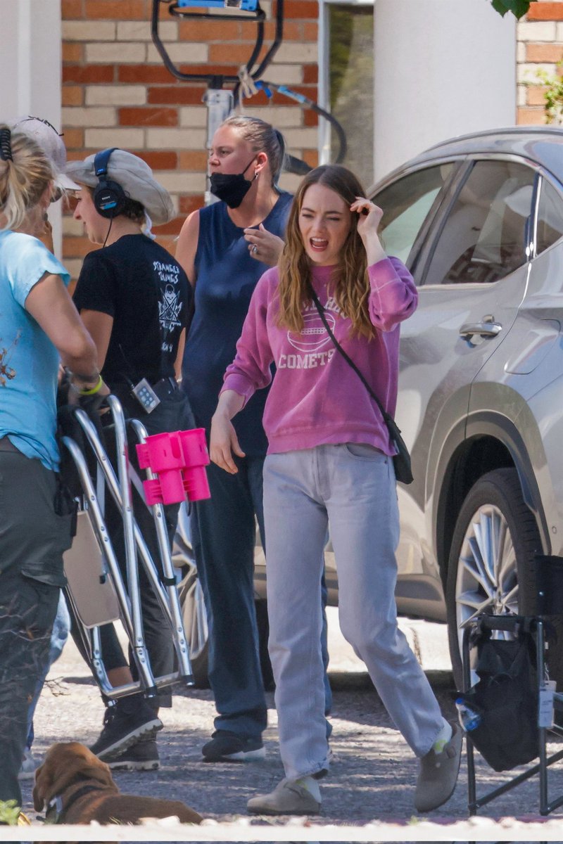 EmmaStoneWorld's tweet photo. 🆕️ || new photos of Emma Stone on the set of "The Curse" in Santa Fe, New Mexico (07/13/22) https://t.co/kGm1yE3II8
